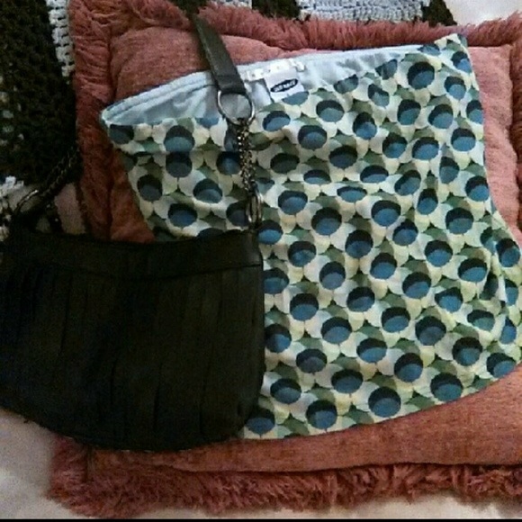 Bare Shoulder Abstract Crop Top - Picture 2 of 3